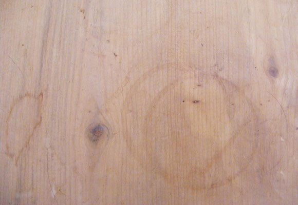 Cercos de agua en los muebles, ¿Cómo limpiarlos?