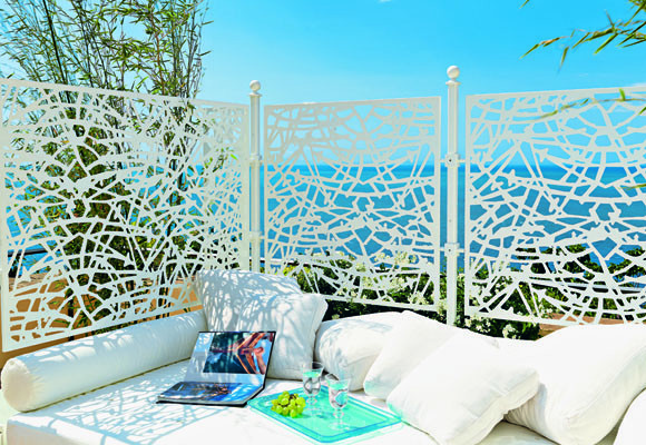 Salones junto a la piscina 11 Un salón exterior