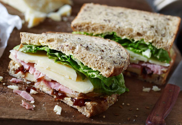 Sandwich de pavo, queso y manzana