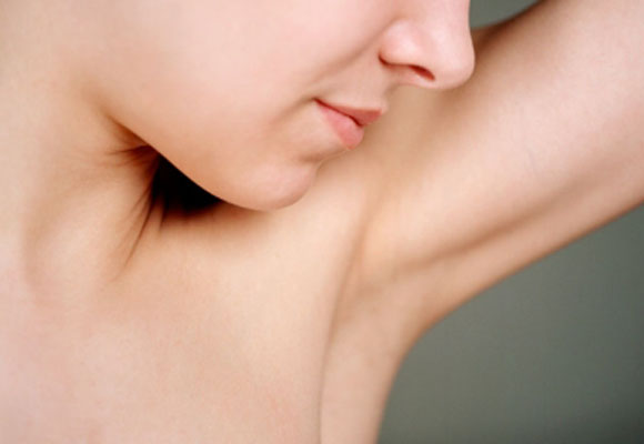 Piel oscura en las axilas