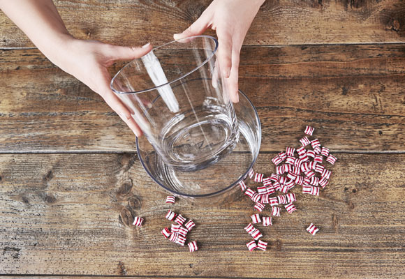 Un centro de Navidad con chuches y ponsettias