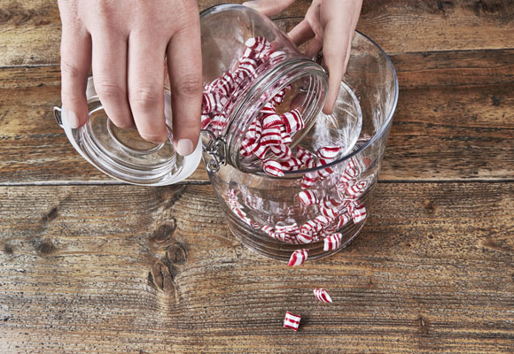 Un centro de Navidad con chuches y ponsettias