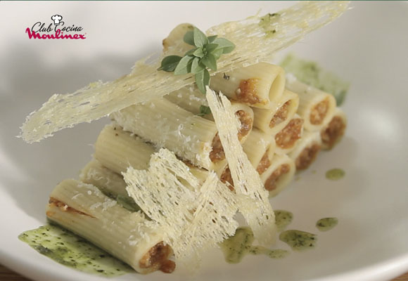 Rigatone con ragú de ternera y crema de pesto