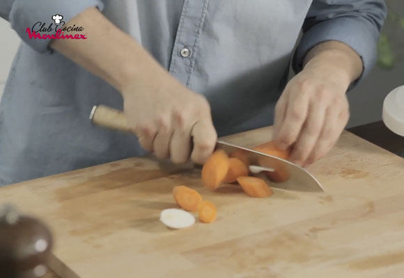 Rigatone con ragú de ternera y crema de pesto