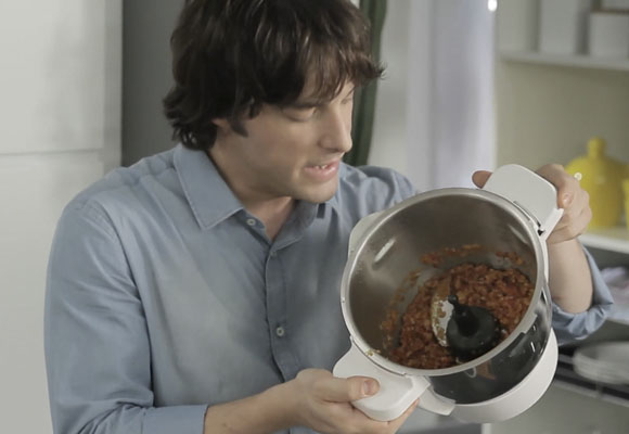 Rigatone con ragú de ternera y crema de pesto