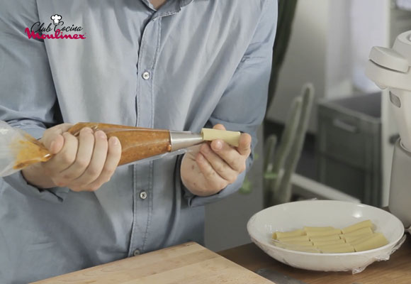 Rigatone con ragú de ternera y crema de pesto