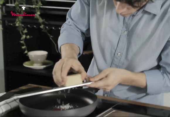 Rigatone con ragú de ternera y crema de pesto