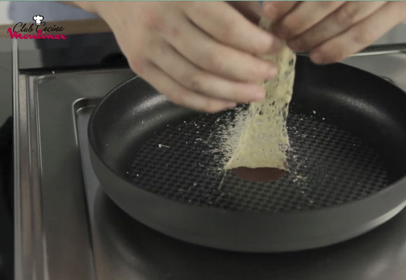 Rigatone con ragú de ternera y crema de pesto