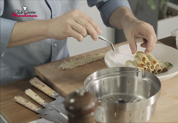 Rigatone con ragú de ternera y crema de pesto