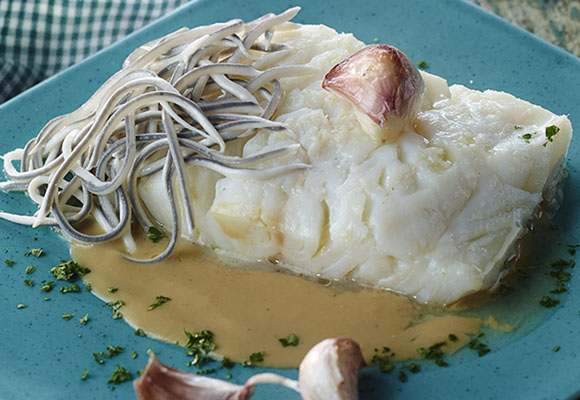 Bacalao confitado con gulas y crema de ajos