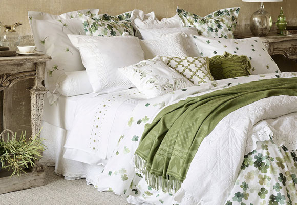 Un dormitorio primaveral en tonos verdes
