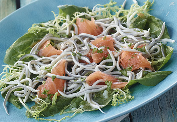 Ensalada de espinacas, salmón y gulas