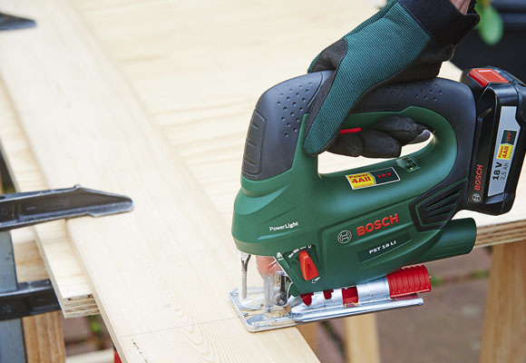 Una mesa de terraza con cesped incorporado