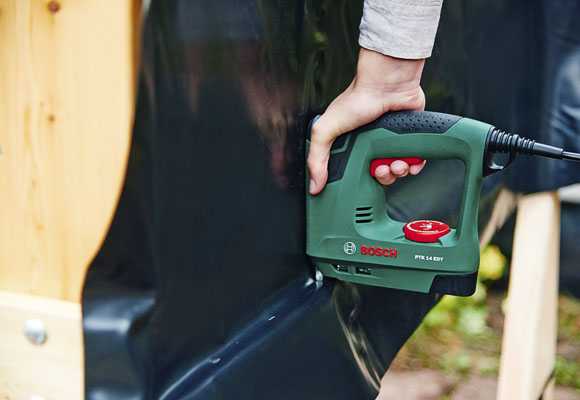 Una mesa de terraza con cesped incorporado