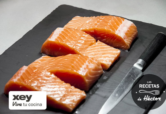 Salmón con salsa teriyaki sobre panaderas de patata y manzana