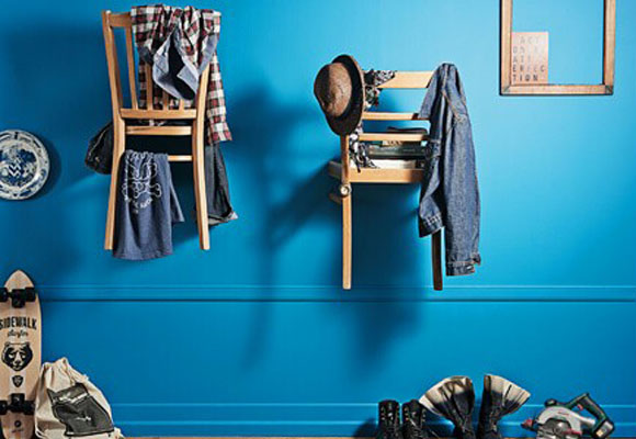 Convierte tus viejas sillas en un perchero