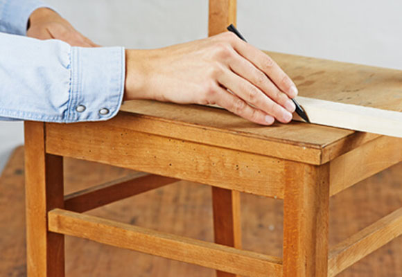 Convierte tus viejas sillas en un perchero