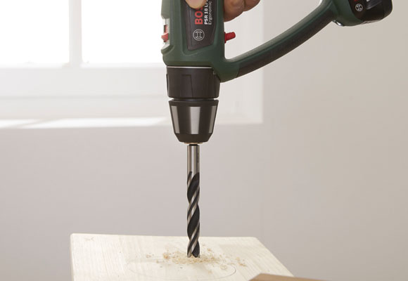 Una estantería de madera para plantas aromáticas