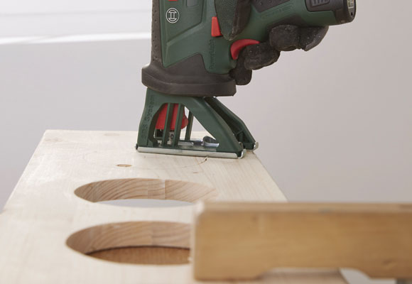 Una estantería de madera para plantas aromáticas