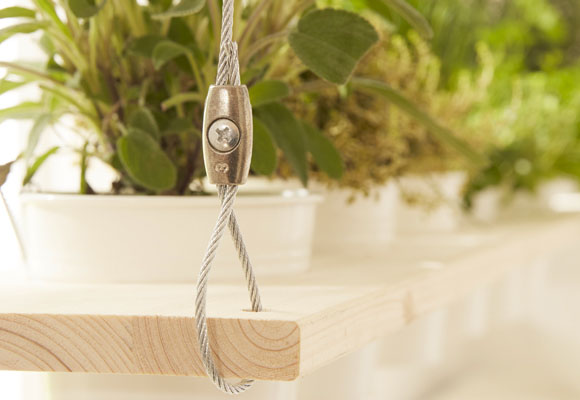 Una estantería de madera para plantas aromáticas