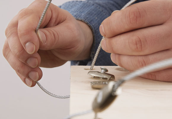 Una estantería de madera para plantas aromáticas