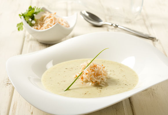 Sopa fría de apio y puerro con palitos  de cangrejo