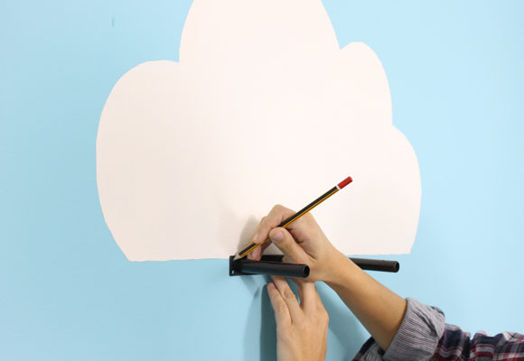 Una estantería con forma de nube