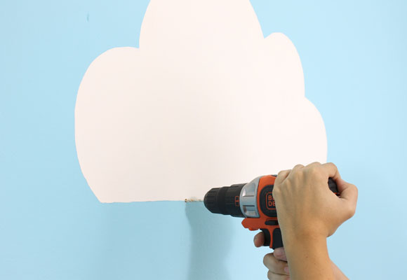 Una estantería con forma de nube