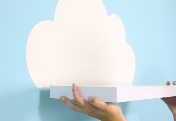 Una estantería con forma de nube