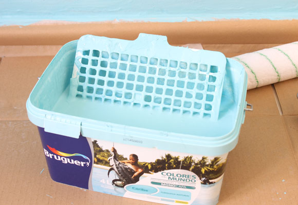 Una estantería con forma de nube