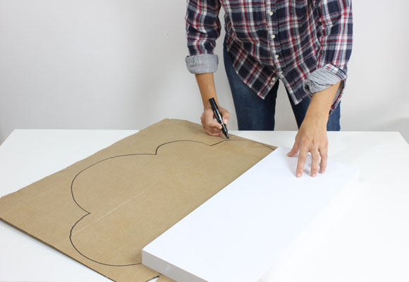 Una estantería con forma de nube