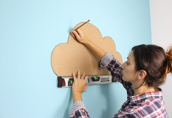 Una estantería con forma de nube