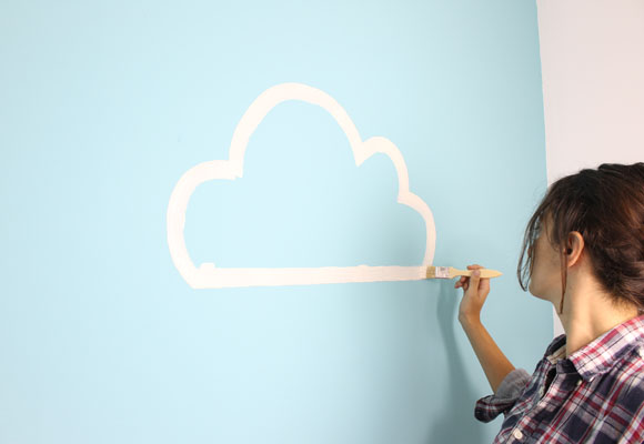 Una estantería con forma de nube