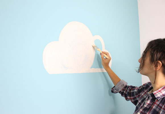 Una estantería con forma de nube