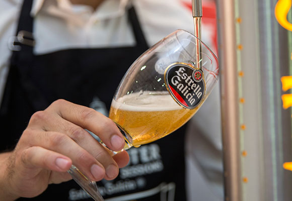 Cómo servir la caña de cerveza perfecta