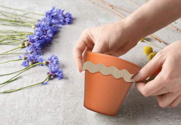 Decora tus macetas con cintas