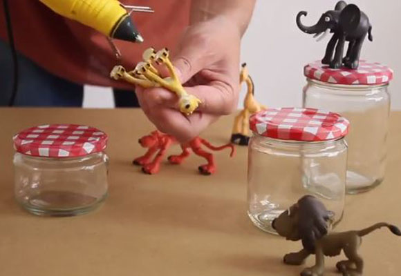 Decorar tarros con pintura fluorescente