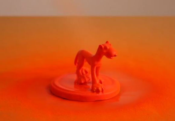 Decorar tarros con pintura fluorescente