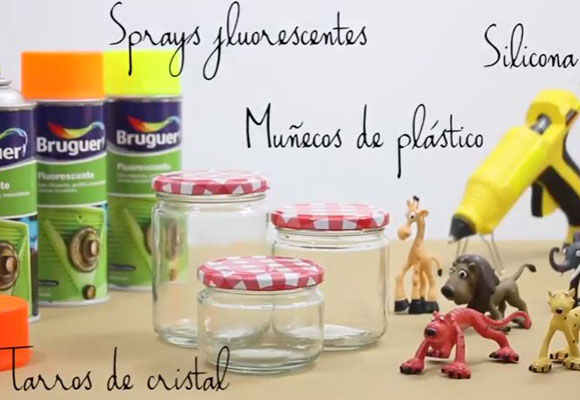 Decorar tarros con pintura fluorescente