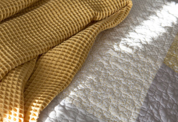 Amarillo mostaza en un dormitorio de primavera