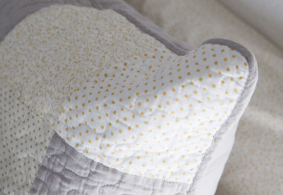 Amarillo mostaza en un dormitorio de primavera