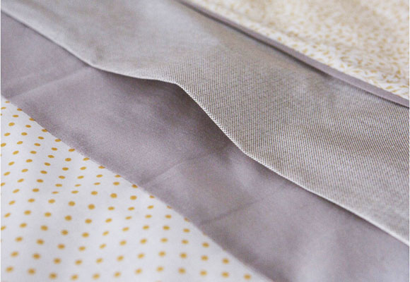 Amarillo mostaza en un dormitorio de primavera